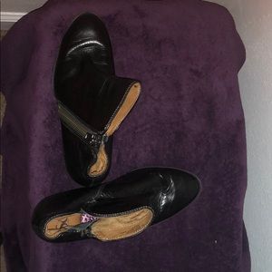 Comfortable black boots w 3 in heel. Good condit